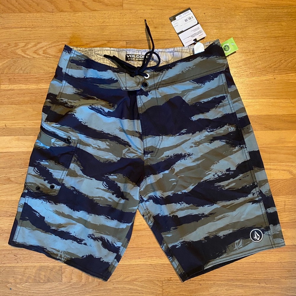 NWT Volcom men’s board shorts